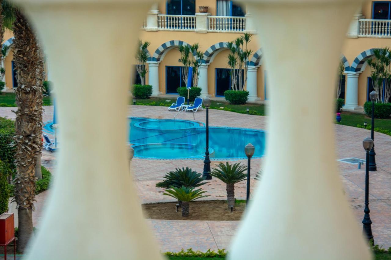 Helnan Dream Hotel And Conference Center 6th of October City Esterno foto The swimming pool at the hotel