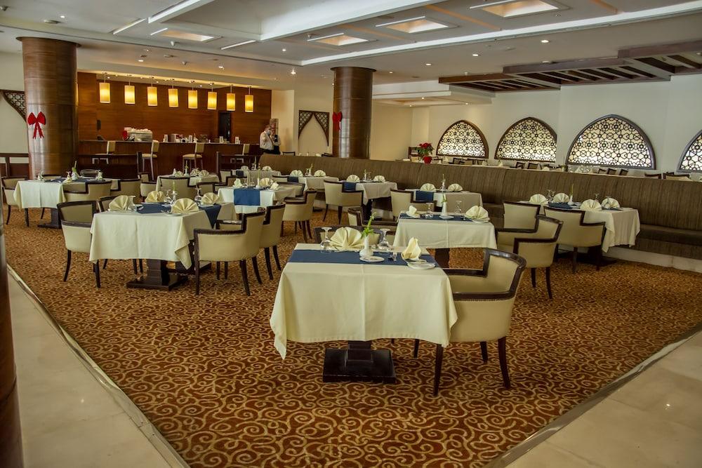 Helnan Dream Hotel And Conference Center 6th of October City Esterno foto The restaurant at the hotel