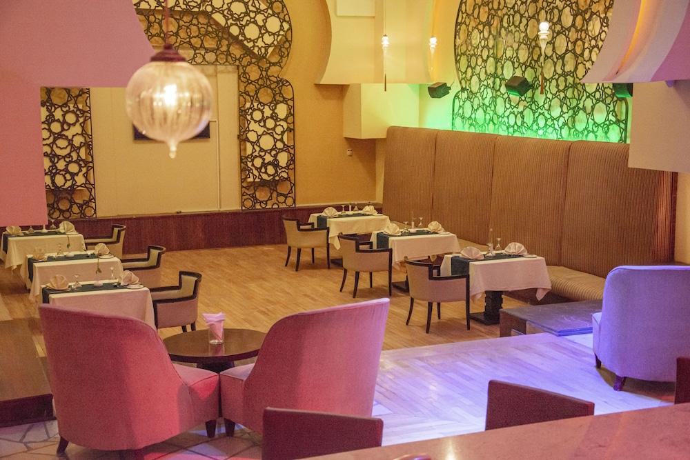 Helnan Dream Hotel And Conference Center 6th of October City Esterno foto The interior of the restaurant